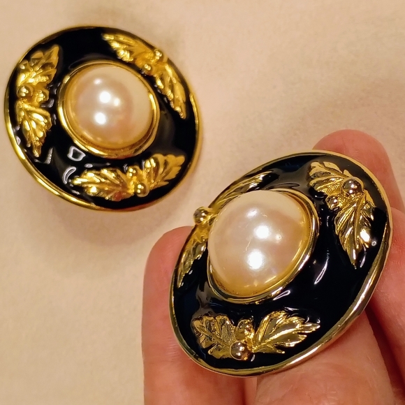 SOLD: Givenchy Vintage XL JUMBOS Clip-on Earrings - Picture 4 of 16